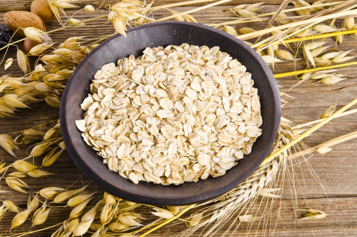 Los granos enteros como la avena, el trigo o el maíz, son ricos en propiedades antioxidantes, vitaminas y fibra. Reducen el riesgo de padecer enfermedades cardiovasculares, tienen propiedades anticancerígenas y mejoran la digestión. No puede faltar en tu dieta diaria estos alimentos.