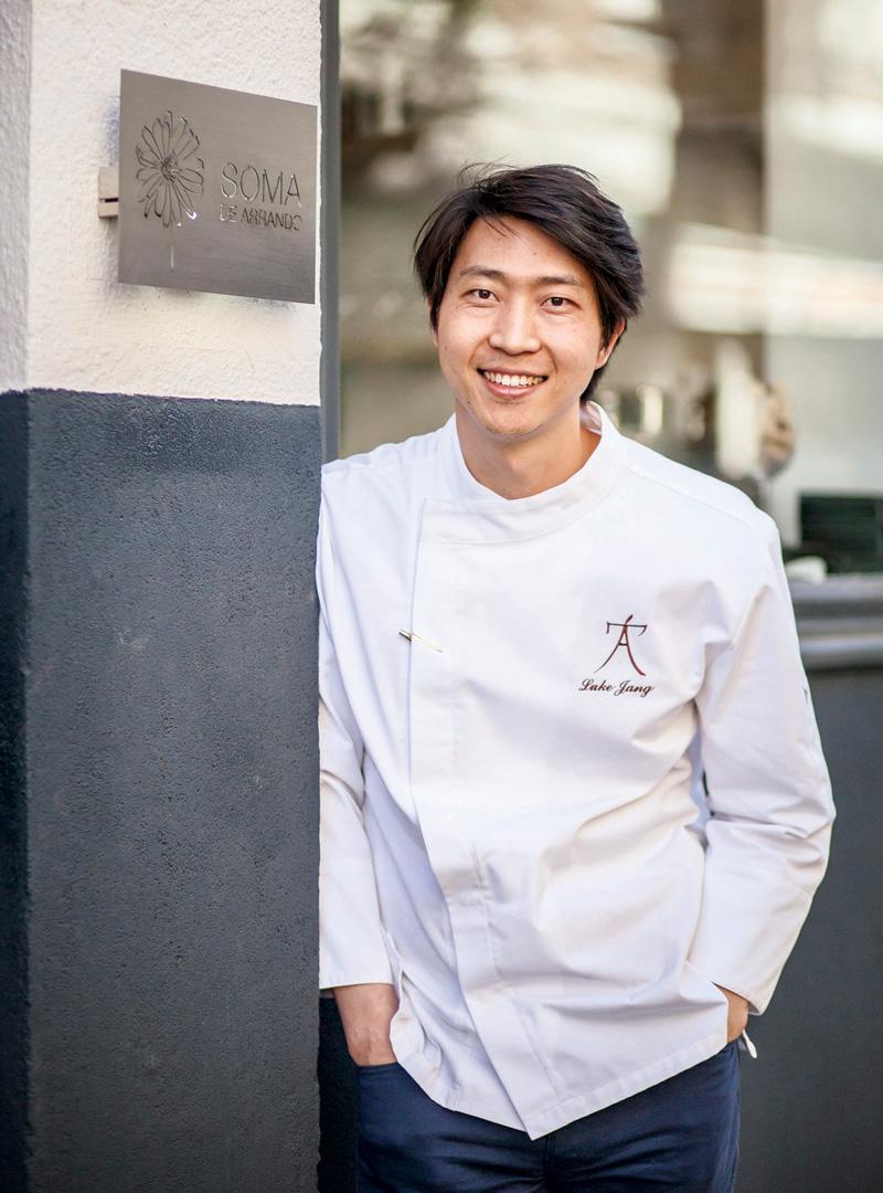 La primera propuesta la recoge el chef coreano Luke Jang en Madrid, con Soma de Arrando. También de tradición coreana son Yakiniku Rikyu o Sinatra Ya, donde las mesas se transforman en barbacoas.