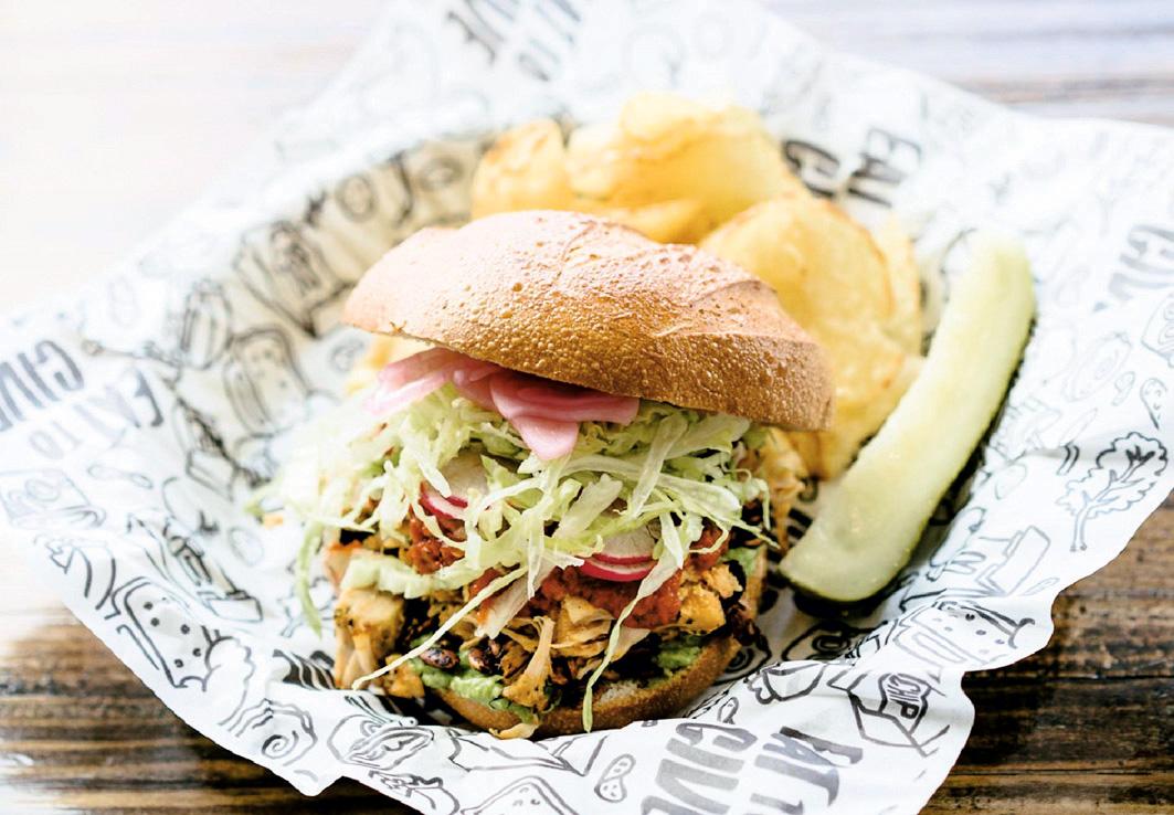 Tendencia y estilo de vida, el veganismo gana adeptos (que no se privan de saborear platos usualmente carnívoros en sus versiones más verdes). ¿Callos a la madrileña? Hechos con setas, como la oreja de arce. ¿Bacon? Con papel de arroz o seitán. Incluso tortilla de patatas, conseguida con harinas. La última sensación es la jackfruit, una fruta india que, bañada en salsa BBQ, tiene la jugosidad y textura de la carne mechada (como en el sandwich de la foto, de Even Steven).