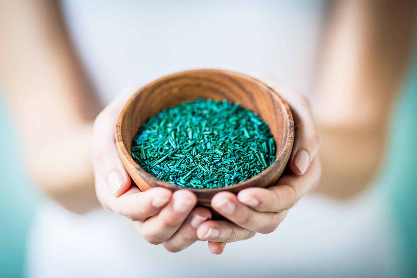 En la fotografía: espirulina. Pero hay más tipos de microalgas como la chorella, las algas verdes y azules. Son muy nutritivas y antioxidantes y puedes añadirlas en polvo a tus batidos o tomarlo en pastillas.