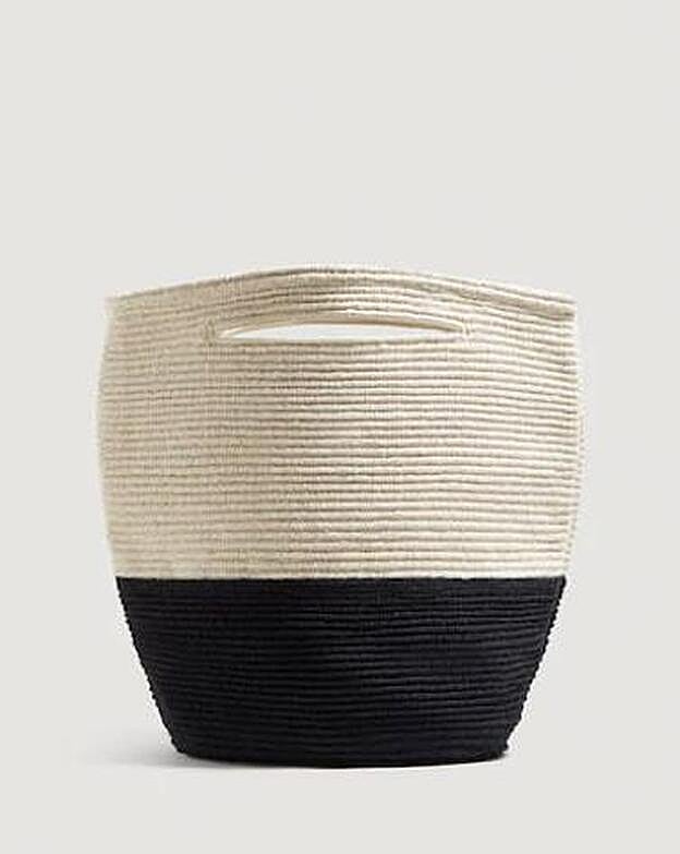 Bolso bicolor textura de Mango, 19,99 euros.