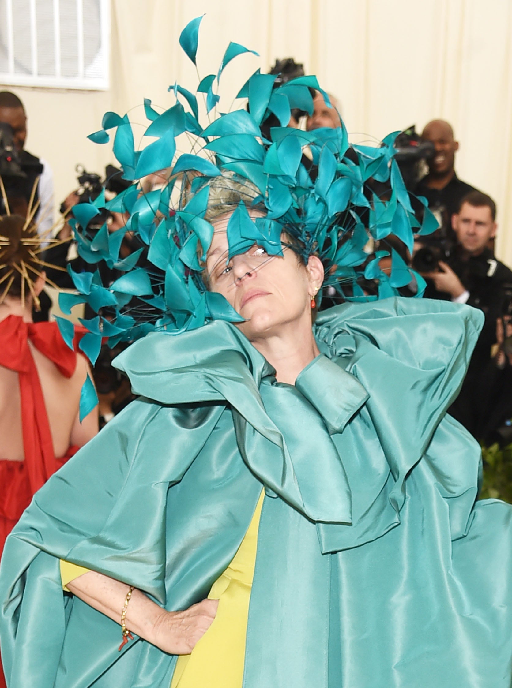 Exagerado es poco... El tocado de Frances McDormand, en forma de hojas de color azul, a juego con la capa, nos ha dejado sin palabras.