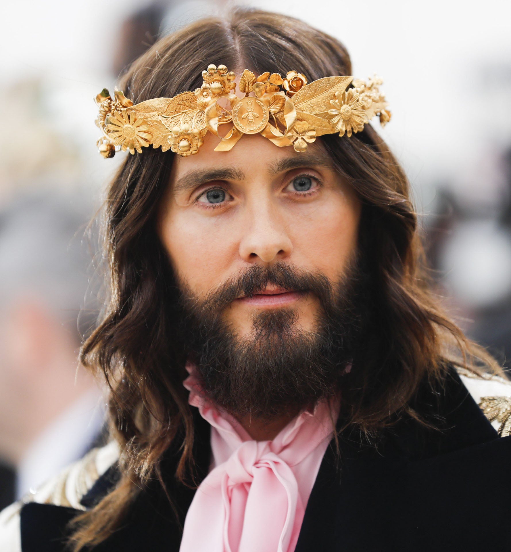 Hasta los hombres han sucumbido al hechizo de los tocados inspirados en la religión católica. Jared Leto con corona dorada y melena suelta ondulada. Parece el mismísimo Jesucristo.