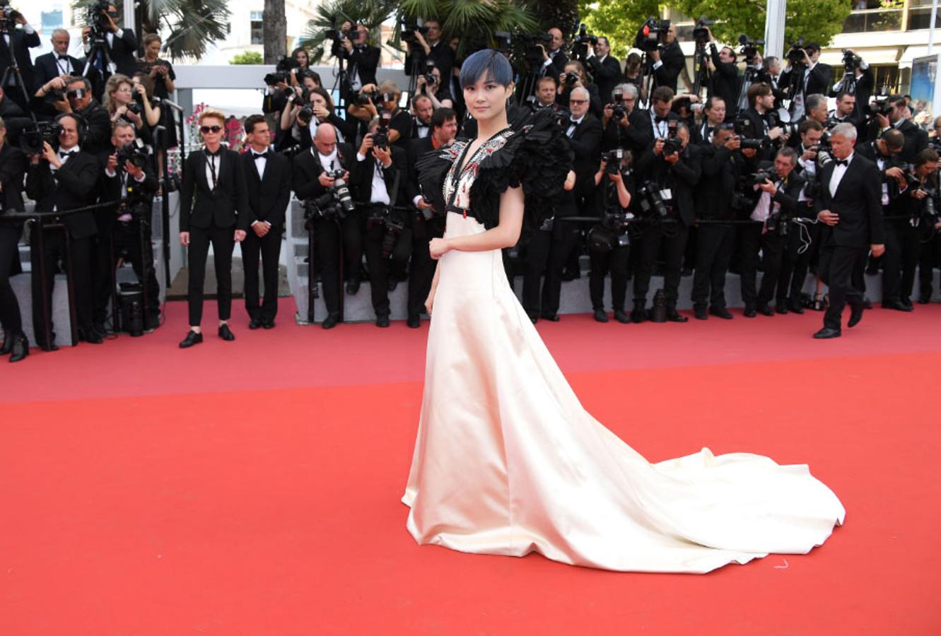 Li Yuchun Aka Chris Lee con un vestido de estilo oriental con detalles en la parte superior y escote en pico.