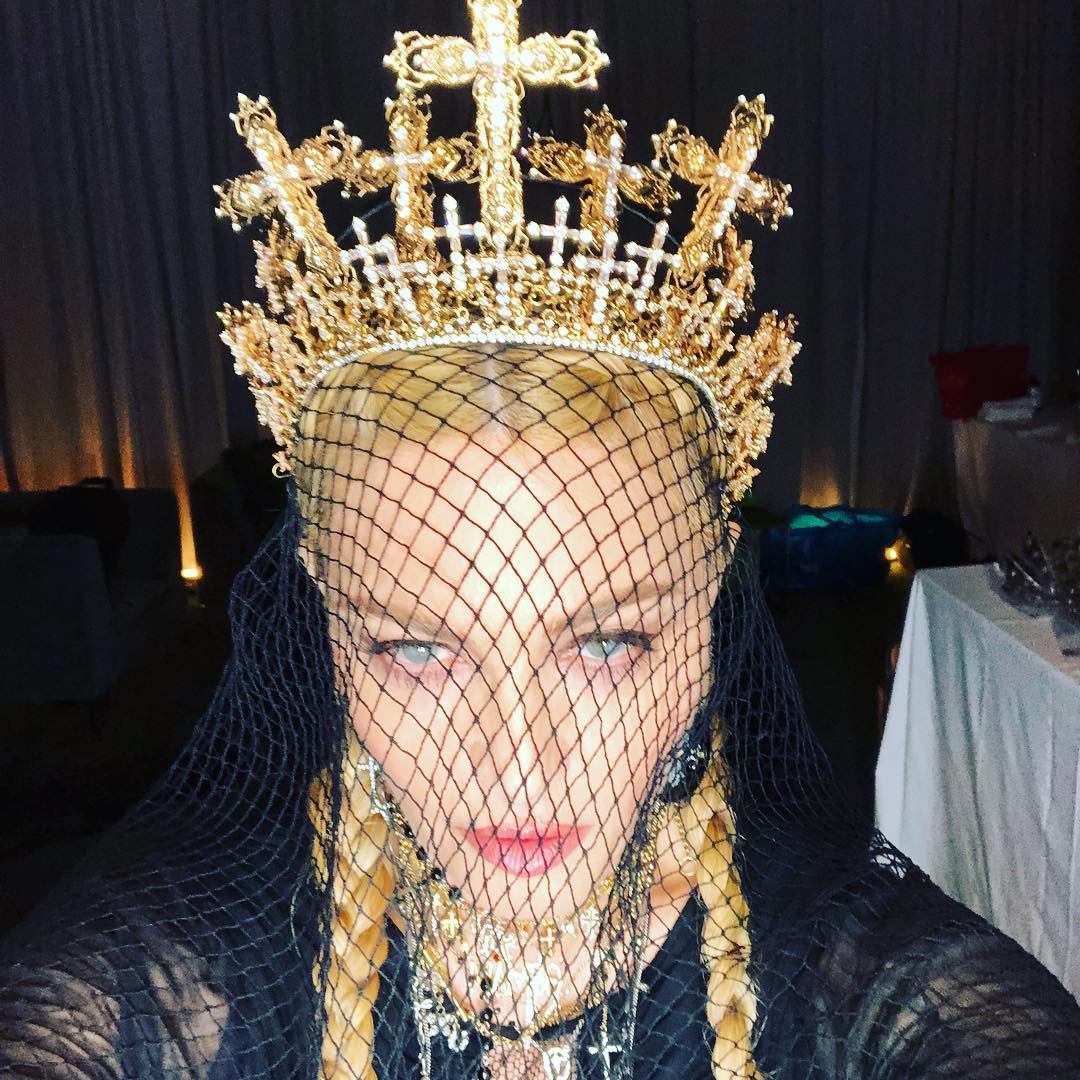 Primer plano de  Madonna . Pocas cosas le gustan más a la reina madre del pop que lucir cruces católicas. “He venido a servir”, escribió Madge en su perfil de Instagram. Pero no se refería a servir mesas sino a actuar. Menos mal.