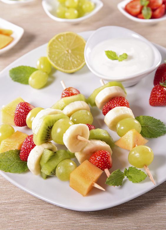 Banderilla de frutas: fresco, sano y deliciosa. Es la tapa ideal para compartir con amigos.