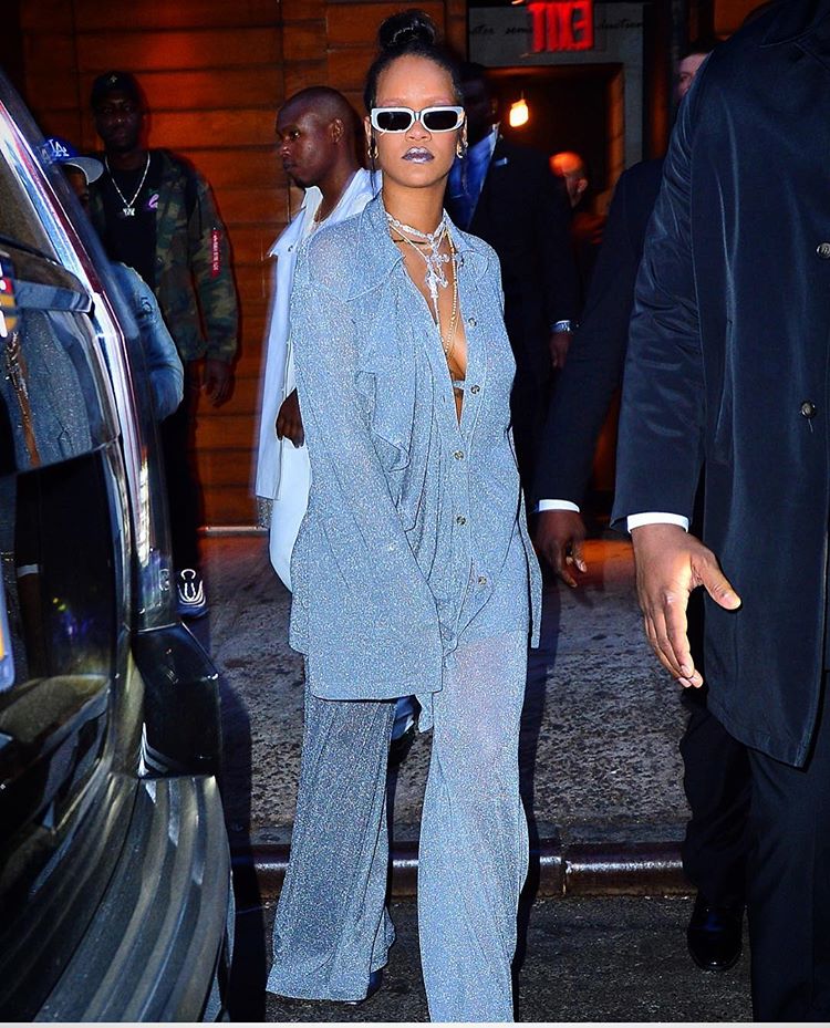 Rihanna, de Papisa a pijama. Debía estar deseando quitarse un diseño tan pesado (por la profusión de bordados) y vestirse para la noche. De hecho, se colocó un pijama metálico de Nina Ricci estupendo.