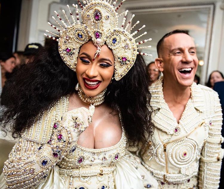 Cardi B como nunca. En esta preciosa foto se ve perfectamente la alegría que despedía la pareja formada por  Jeremy Scott y Cardi B . Ella estaba despampanante y, claro, eso pone de muy bien humor.
