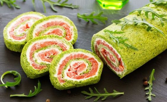 Rollito de espinacas y salmón:  ¿Sabías que el salmón es uno de los pescados más ríos en Omega3?  Y su valor antioxidante es enorme. ¡Todo son ventajas! Para esta tapa puedes preparar una tortilla de espinacas y rellenarla con salmón y queso ricotta.