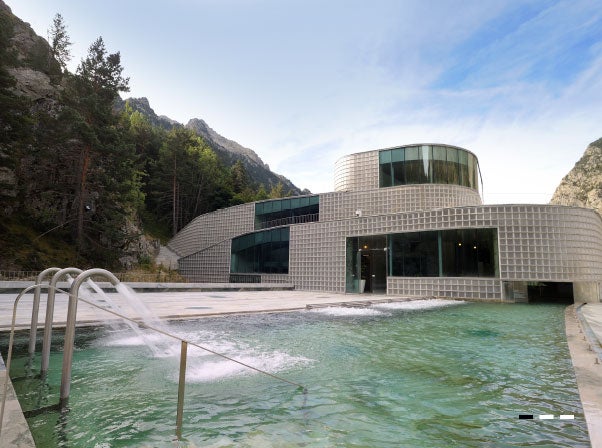 Otro de los balnearios más famosas de España es el de Panticosa, en Huesca. Cuando nieva es una pasada relajarse es sus grandes piscinas termales con vistas a la montaña.