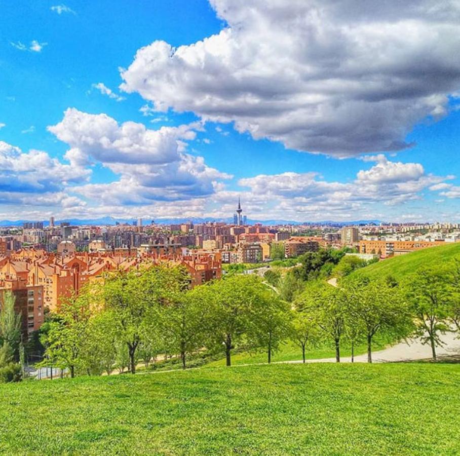 Este es otro de los mejores lugares para contemplar el atardecer y capturarlo en tus redes. El Cerro del Tío Pío, también conocido como el de las Siete Tetas (por sus colinas) se encuentra en Puente de Vallecas.