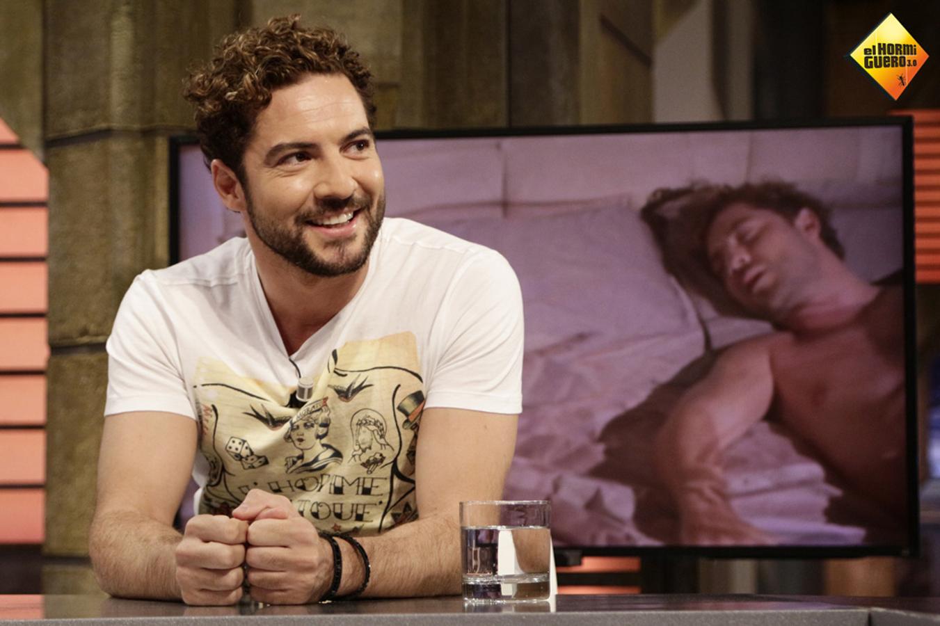 En su segunda visita a 'El Hormiguero' en 2014, David Bisbal se retiró el flequillo, cortó más la longitud de sus rizos y mostró una barba más poblada.