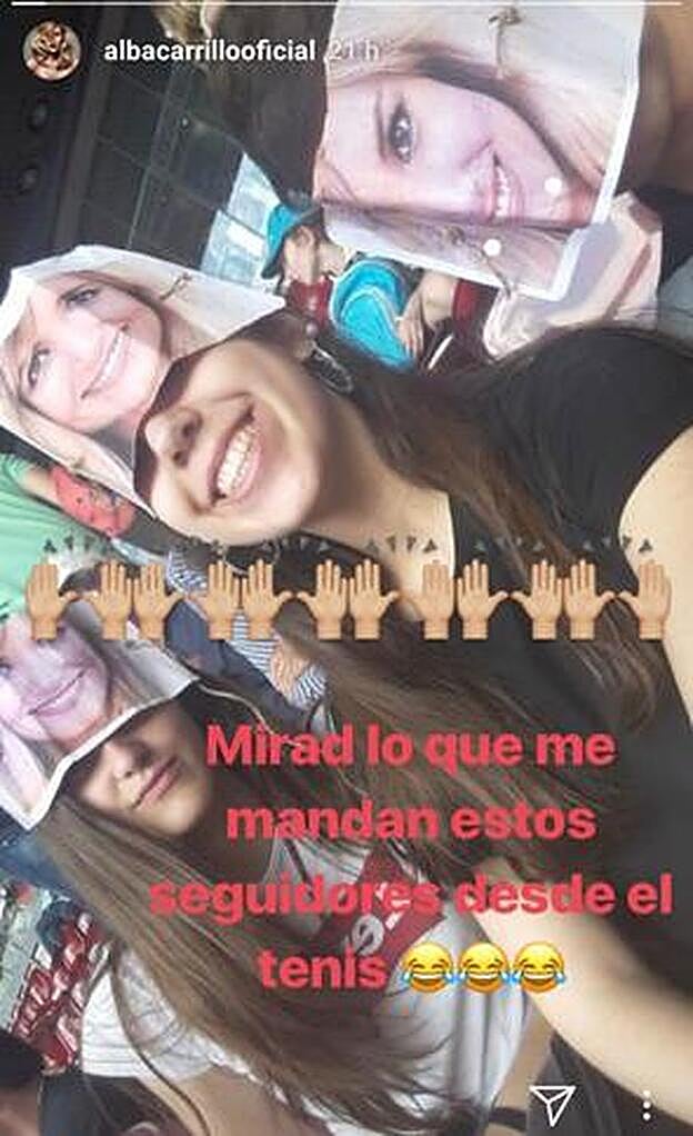 Las fans de Alba Carrillo con sus caretas en el Masters 1000 de Madrid.