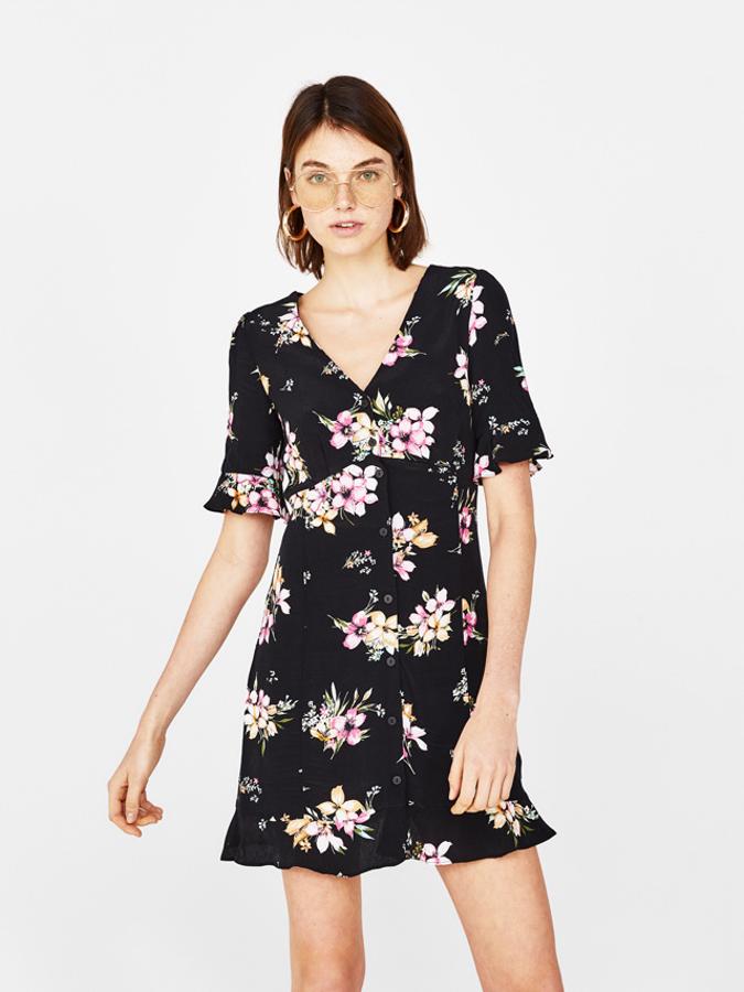 De tipo camisero y con escote en v, 25,99 euros.