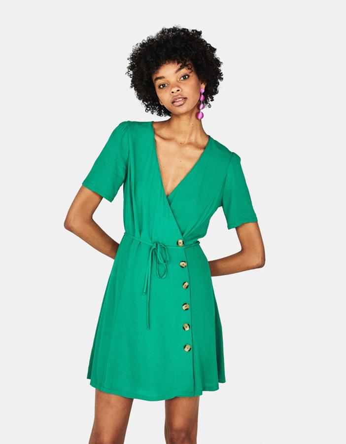 Con escote escote en cruz, 25,99 euros.