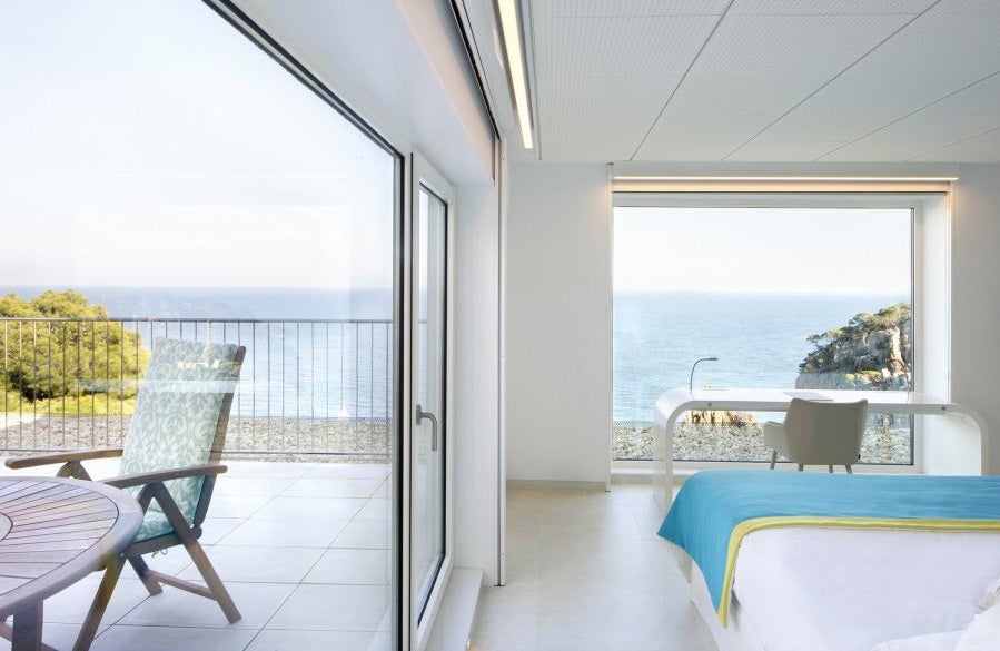 Disfruta del parador de Aiguablava situado en un entorno privilegiado de la Costa Brava, concretamente en Girona. Desde las mismas habitaciones podrás disfrutar de unas vistas espectaculares a una playa de agua cristalina y arena dorada.