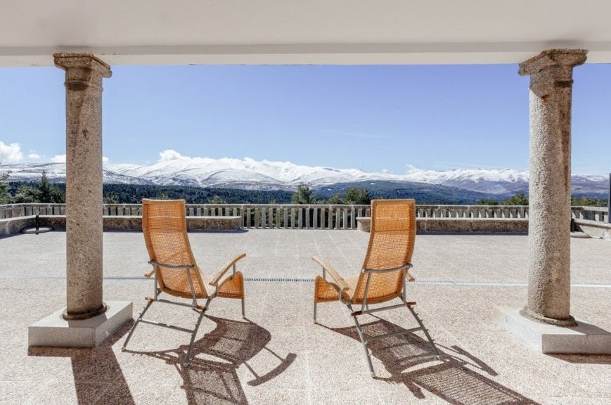 En el interior de la Sierra de Gredos, se situa el suntuoso Parador de Gredos. Un fin de semana aquí podría ser maravilloso, y si lo visitas en los meses de invierno estará todo nevado, lo que le hace ser un parador aún más especial.