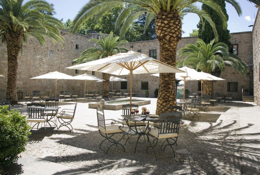 El Parador de Jarandilla de la Vera, Antiguo castillo-palacio, está diseñado para vivir una aventura de verano. Podrás visitar sus piscinas naturales, sus gargantes de agua y sus bosques frondosos. Una estancia especial de la que no te arrepentirás.
