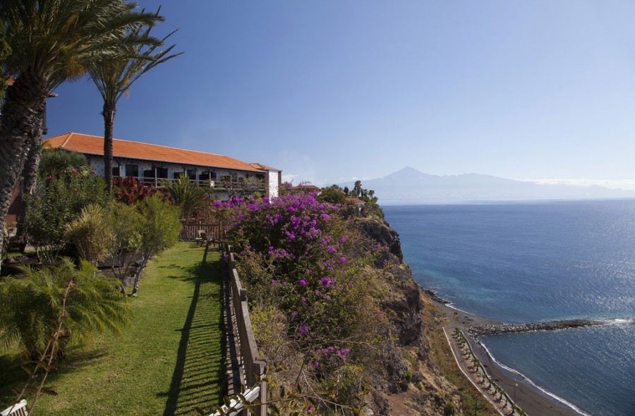 La Gomera es una de las islas con más encanto de Canarias y su parador enamora. Ya solo por las vistas que ofrece al oceáno y a la isla de Tenerife y al Teide, merece la pena.