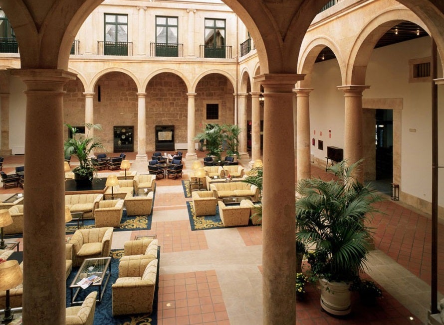 El Parador de Lerma, en Burgos, es un palacio de la época de los Austrias. Su elegancia y majestuosidad te dejará de piedra. Uno de sus rincones más especiales es este patio central rodeado de preciosas galerías y columnatas.