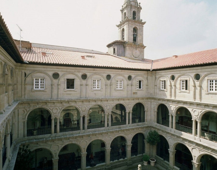Escapa al parador de Monforte de Lemos, en Lugo. Un antiguo monasterio que data del siglo IX, aunque el edificio actual fue construído en el siglo XVII, con un estilo neoclásico. Un entorno silencioso y relajante para escapar del estrés.
