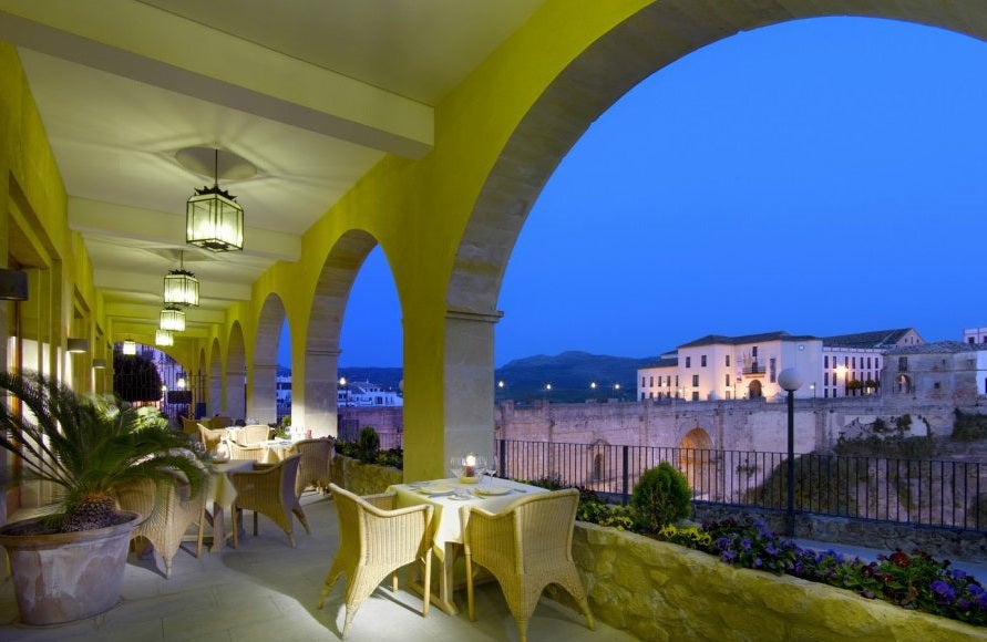 En Ronda (Málaga), encontramos el parador suspendido a unos 200 metros de altura en un gran peñasco sobre el río Tajo, no apto para quiénes tienen vértigo. Inaugurado en 1994, es uno de los paradores más bellos de España.