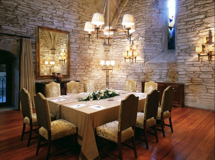 El parador de Santiago de Compostela es todo un icono de belleza para los miles de peregrinos que pasan por allí. Su majestuosidad revela que fue un proyecto de los Reyes Católicos y que en 1954 se convirtió en el Hostal dos Reis Católicos. Un parador que mezcla historia, arte y tradición.