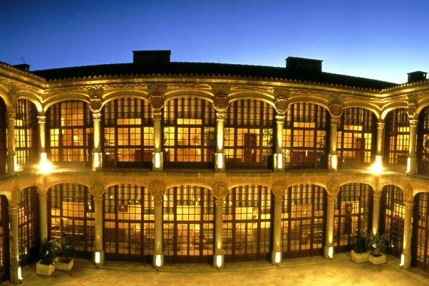 Un alojamiento único en un palacio renacentista del siglo XV convertido hoy en el Parador de Zamora. De aroma medieval, podrás disfrutar de la belleza de la ciudad zamorana, su gastronomía y sus monumentos.