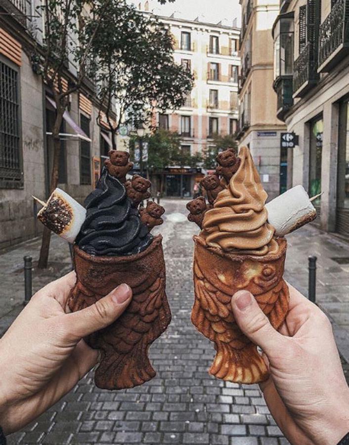 Esta pequeña heladería hubicada en Malasaña no deja de triunfar en Instagram. Y es que se trata de la única heladería de Madrid en la que se pueden probar los famosos taiyakis. Un tipo de helado japonés con cucurucho en forma de pez y al que se le pueden añadir todo tipo de sabores y toppings.