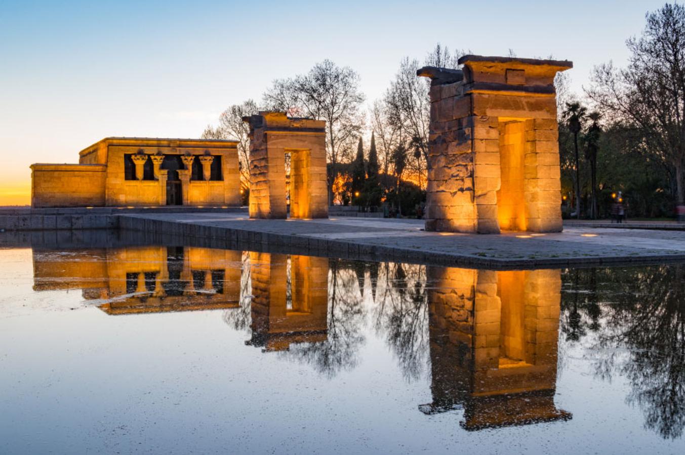 Si lo que quieres es subir un buen atardecer a Instagram ¡Este es el lugar! Un atardecer que te llevará hasta el mismísimo Egipto. Estamos hablando del Templo de Debod, una estructura egipcia de 2.200 años de antigüedad dedicada a los dioses Amón e Isis, que triunfa en las redes sociales y que merece la pena conocer.