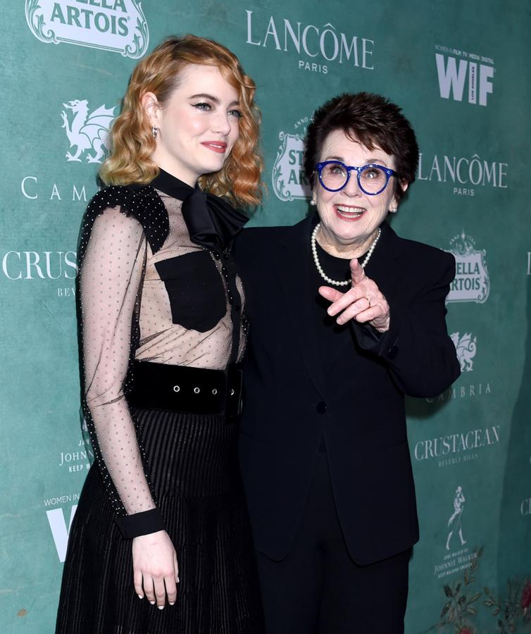 Hace nada la víamos así de contenta junto a Emma Stone, que la interpretó en su biopic. Vencedera de 12 Grand Slam. Billie Jean King es una referencia no sólo en el deporte, sino también en la lucha por la igualdad de géneros. La diabetes nunca fue un obstáculo para la tenista.