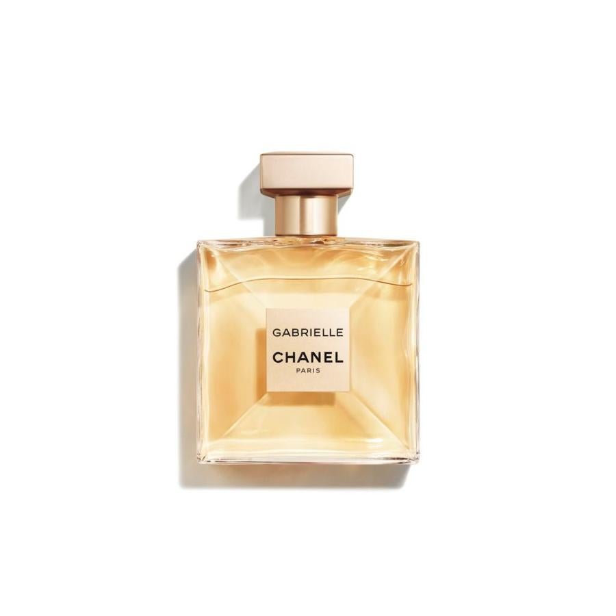 Un floral puro: un corazón de jazmín y a su lado, ylang-ylang, la flor del naranjo y el nardo de Grasse.  Gabrielle de Chanel  (75 €, EDP vapo 35 ml).