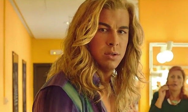 De rubio platino y con melena aparecía en el film 'Mi gran noche' (2015).