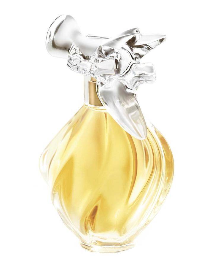Clavel puro, rosas, jazmín, gardenia, lirio y sándalo.  L’Air du Temps de Nina Ricci  (104 €, 100 ml).