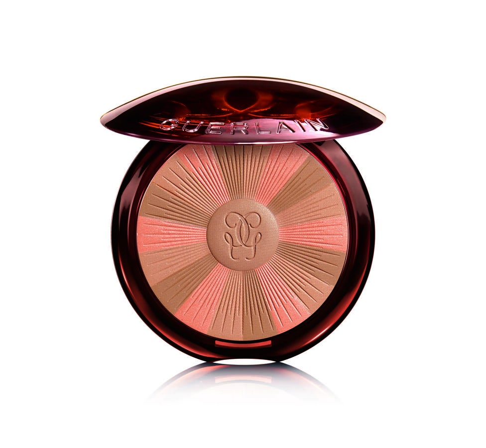 Su diseño inspirado en el sol multi-tonal de la primavera, está enriquecido con pequeñas partículas que permiten dar calidez a la piel con un acabado transparente. Los destellos rosas y corales consiguen una tez más fresca y una piel radiante, proporcionando una luminosidad dorada por el sol y un resultado natural. (51,70€)