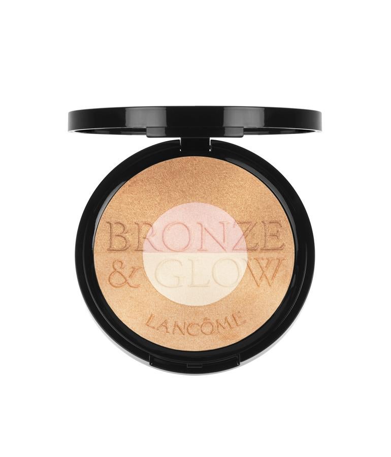 Los polvos bronceadores más luminiscentes de Lancôme ofrecen un efecto bronceado ultra-radiante sin un solo rayo de sol y en un único movimiento de brocha. Es una combinación de bronceador e iluminador, con una mezcla de pigmentos de sol con tonos nacarados ultra-reflectantes rosas y dorados, en una fórmula sedosa que se funde al instante con la piel. (47,50€)