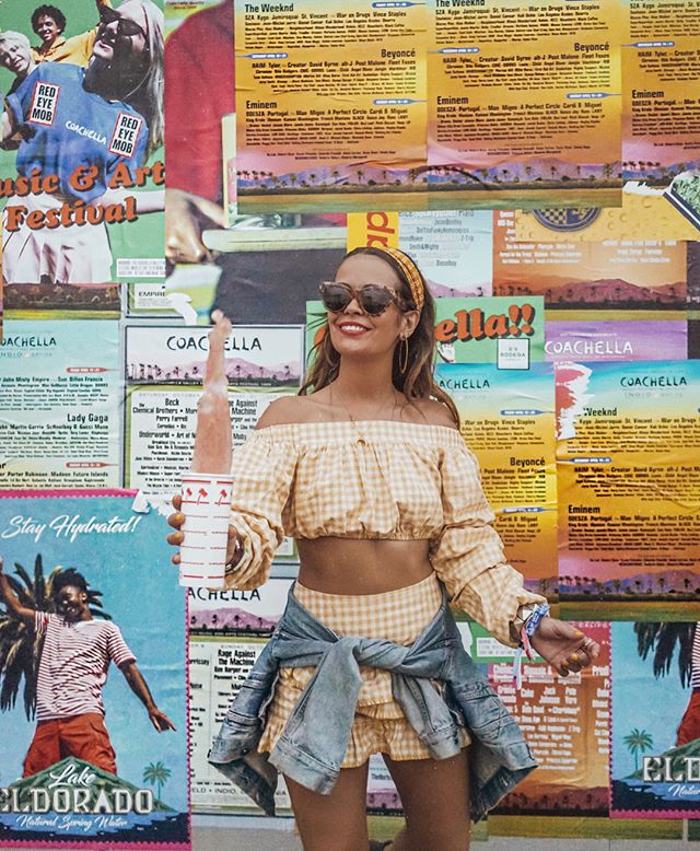 Llevar los hombros al descubierto siempre es favorecedor y Collage vintage lo sabe.