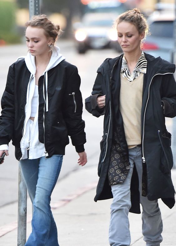 La madre fue el epítome de la 'lolita' francesa y su hija la ha relevado en la función simbólica, aunque ha cambiado la música por la moda.