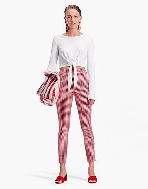 Uno de los modelos de pantalones 'cigarette' que nos propone Stradivarius.