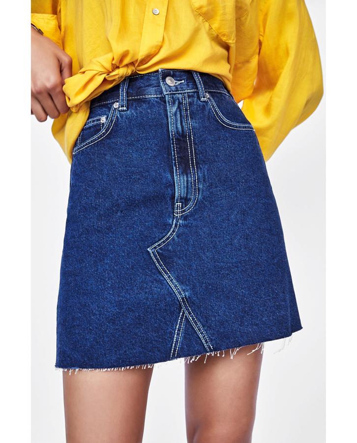 Mini falda con costuras de Zara: 29,95 euros.