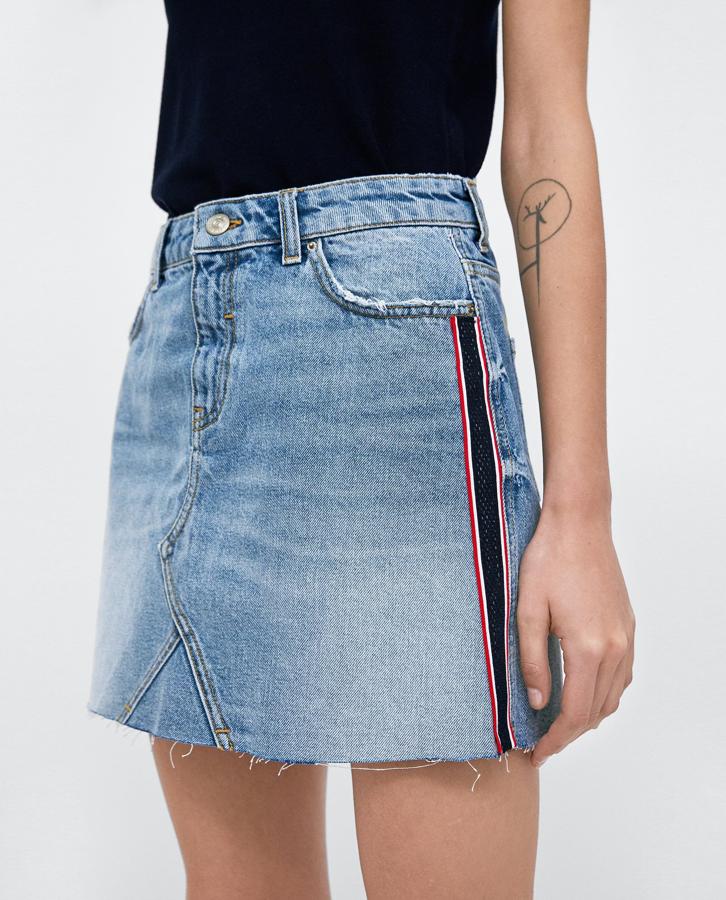 Falda denim con banda lateral de Zara: 22,95 euros.