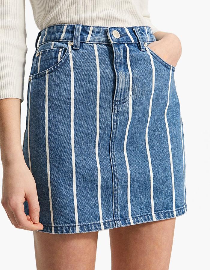 Falda denim con raja tejida y rayas blancas de Stradivarius: 17,99 euros.