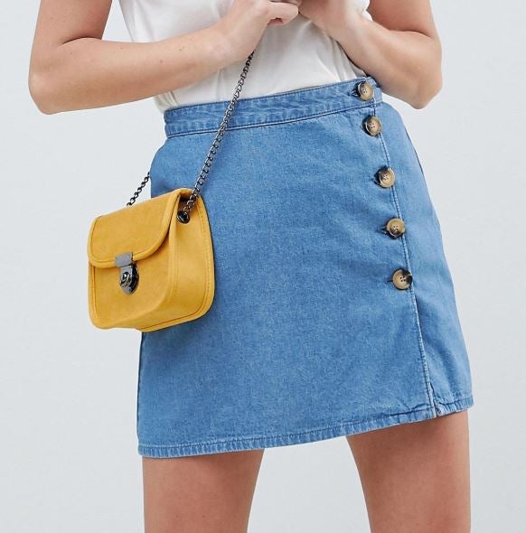 Falda vaquera con diseño cruzado de Asos: 28,99 euros.