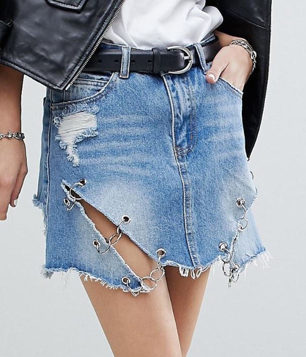 Falda vaquera con rotos y ojales de Asos: 48,99 euros.