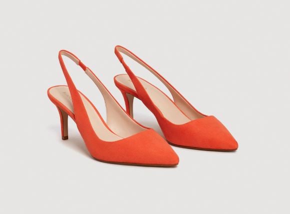 Zapato con tacón y destalonado, disponible en más colores de Mango: 29,99 euros.