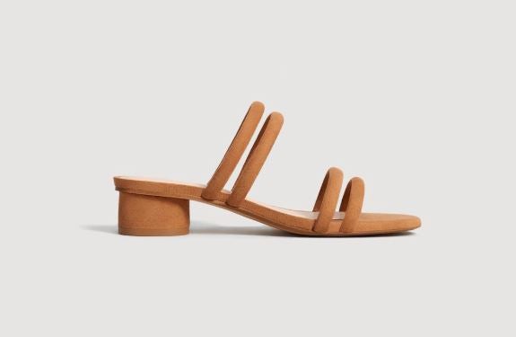 Sandalia de tiras múltiples de Mango, disponible en más colores, de Mango: 25,99 euros.