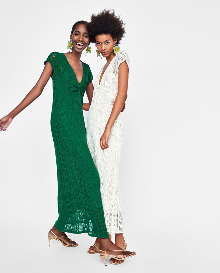 Vestido crochet disponible en varios colores de Zara: 29,95 euros.
