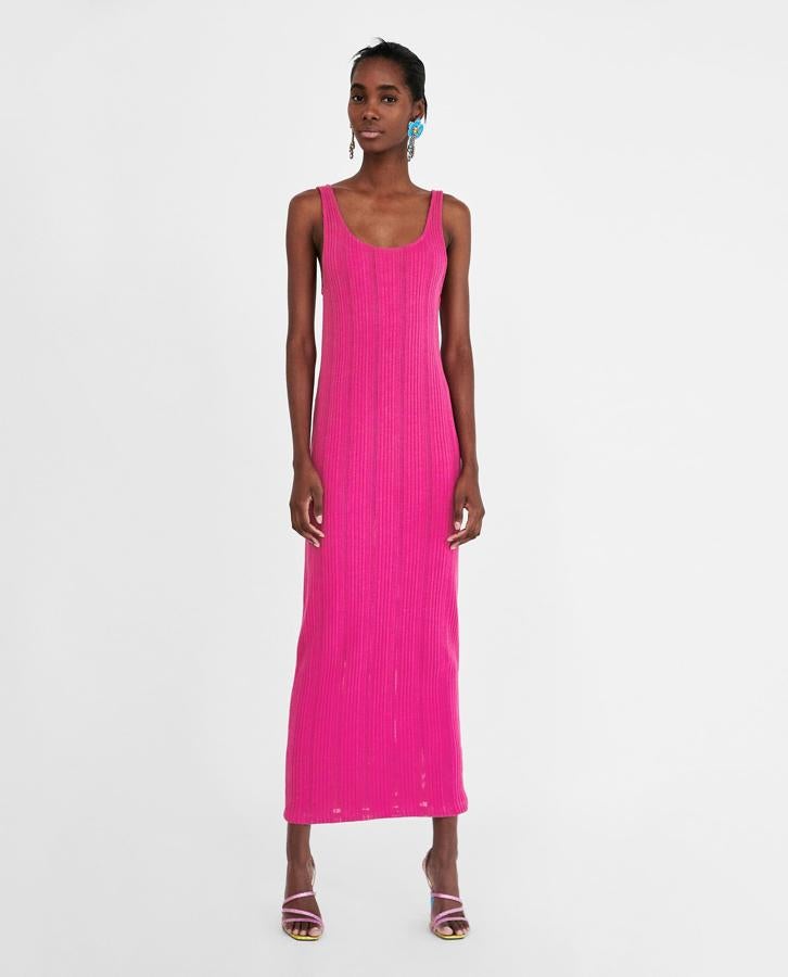 Vestido largo fucsia de Zara: 19,95 euros.