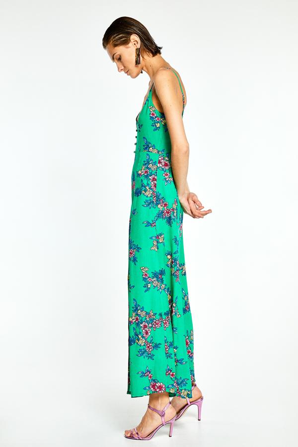 Vestido largo verde estampado de Sfera: 19,99 euros.
