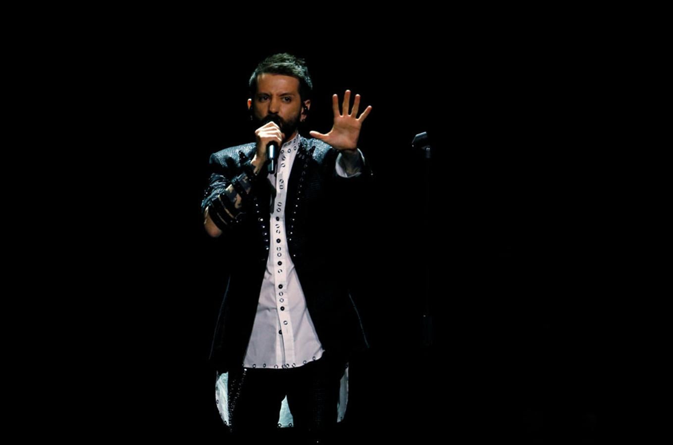 Albania, con 'Mall', interpretada por Eugent Buspepa, una gran voz que gusta entre los eurofanes pero que en los ensayos no se posicionaba entre las favoritas.